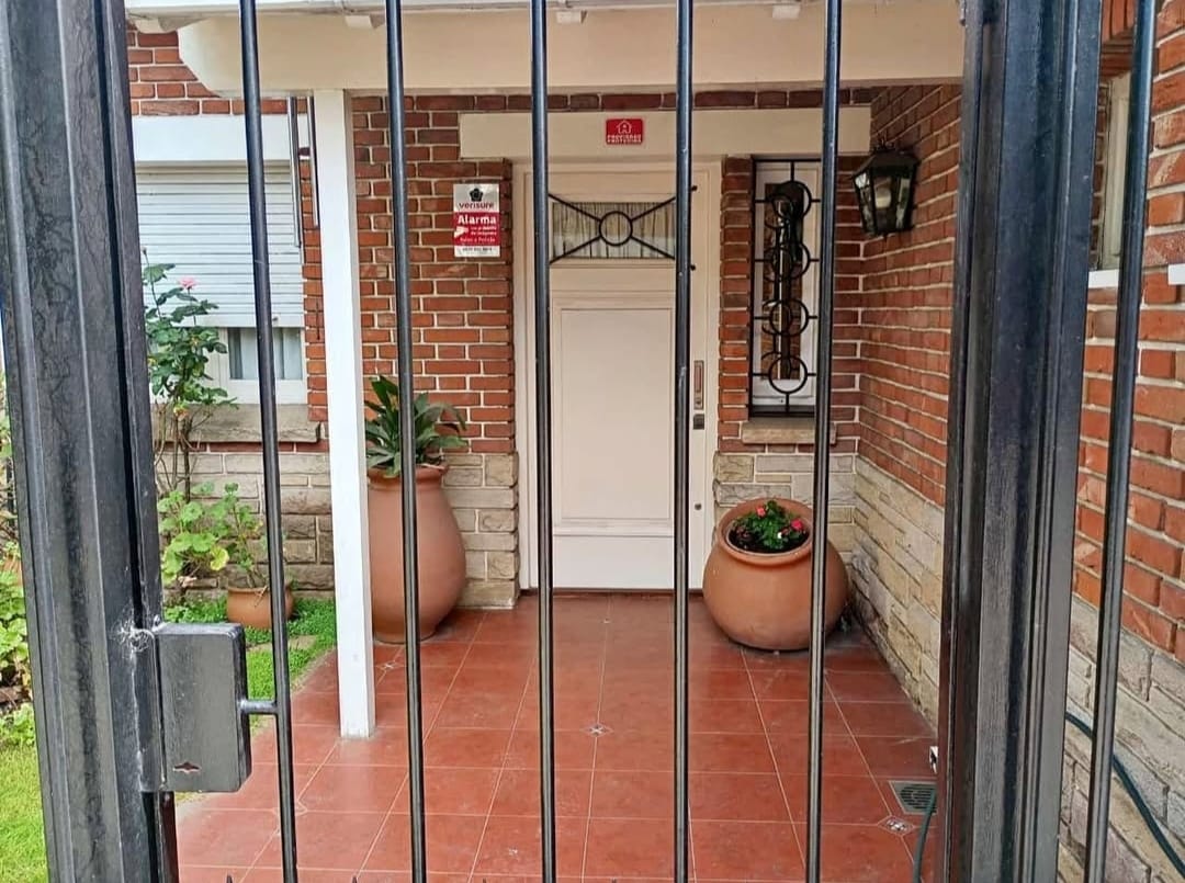 Venta de chalet + departamento 6 ambientes en zona Chauvín