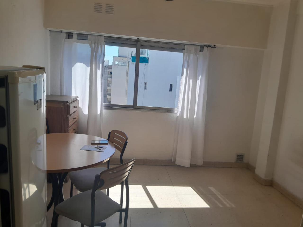 Monoambiente luminoso a la calle 