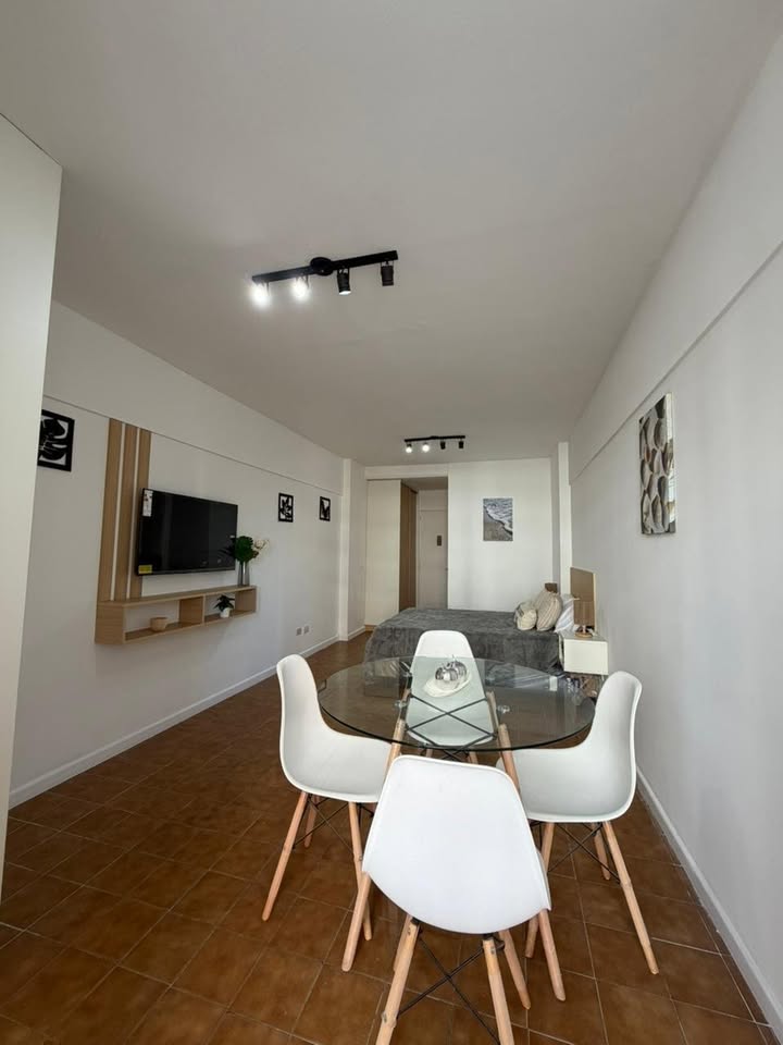 VENTA-Departamento Monoambiente a la Calle - Con Balcon - Sobre Av. Colon
