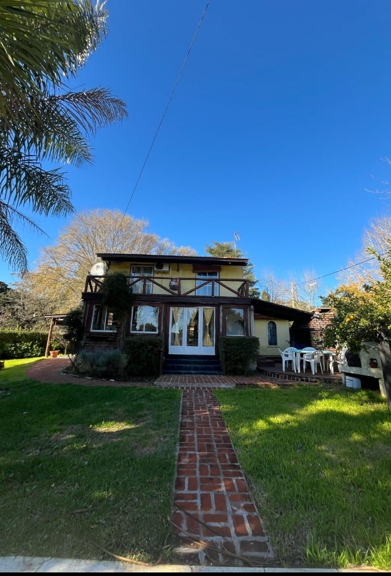 Venta de casa quinta de 3 ambientes en Peumayén 